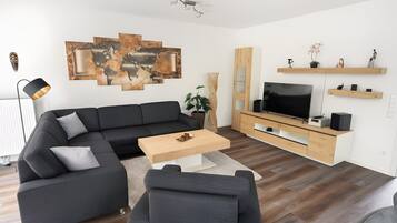 Fernseher, DVD-Player, Tischtennisplatte, Stereoanlage