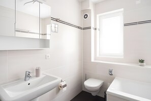 Douche, sèche-cheveux, serviettes fournies