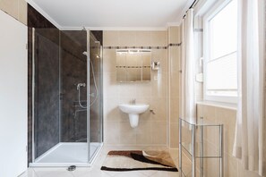 Shower, hair dryer, towels