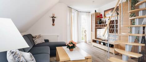 Fernseher, Tischtennisplatte, Stereoanlage