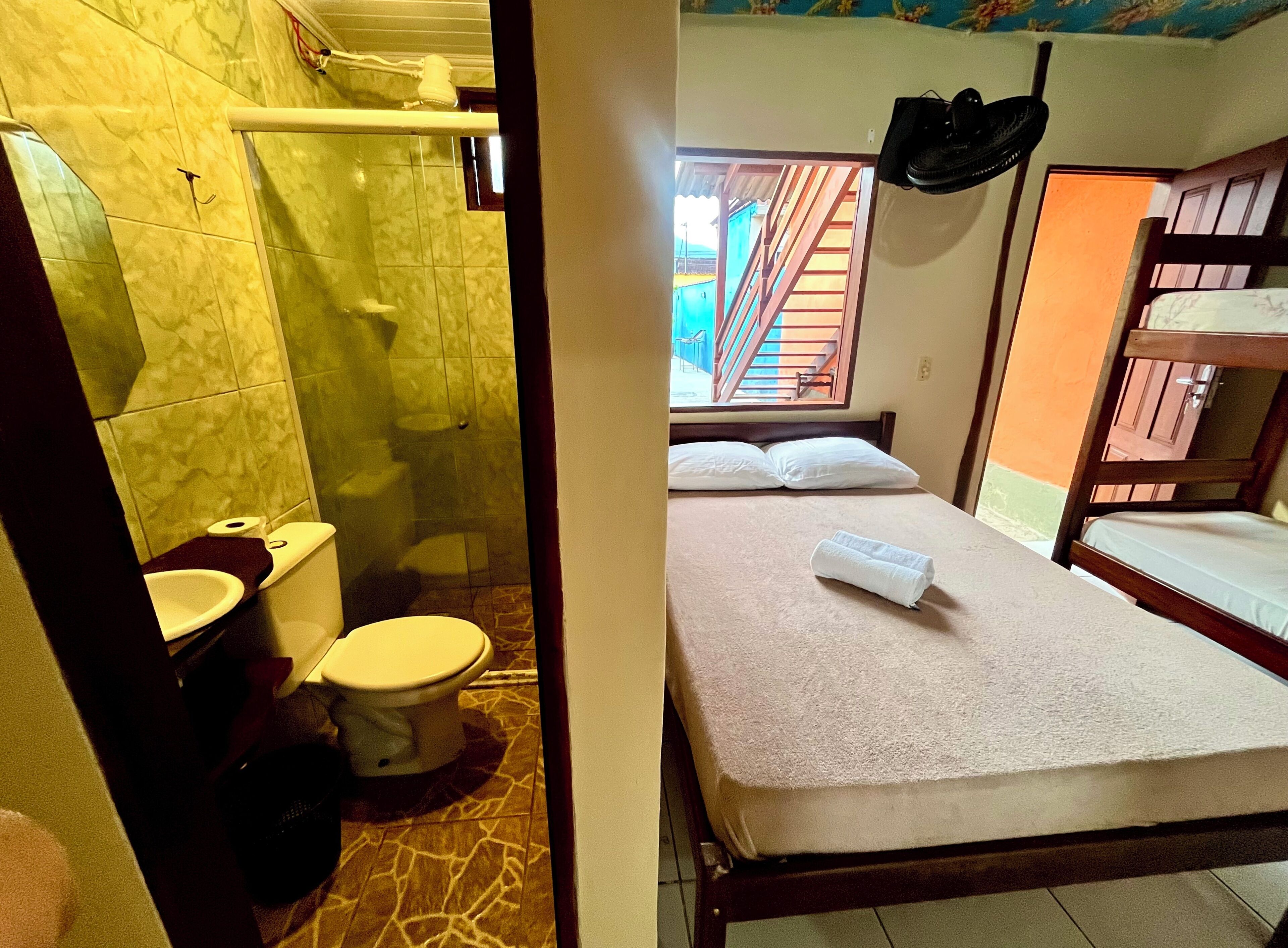 Quarto quádruplo básico, 1 quarto | Banheiro | Chuveiro, chuveiro com efeito de chuva, toalhas de banho, sabonete