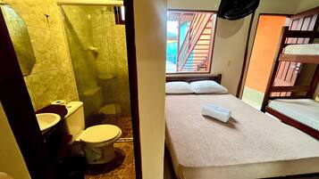 Chambre quadruple de base, 1 chambre | Salle de bain | Douche, douche cascade, serviettes fournies, savon