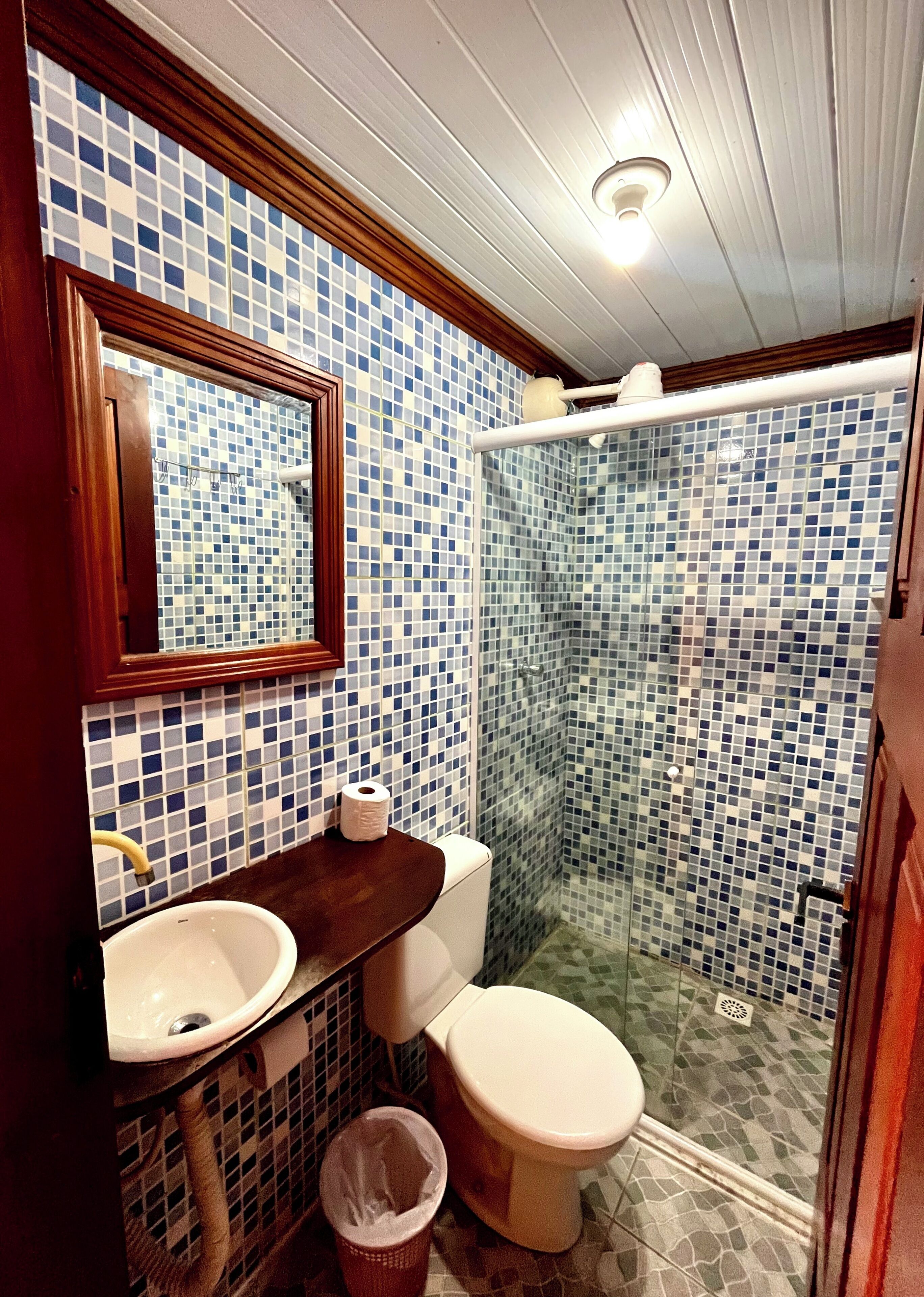 Comfort-Vierbettzimmer | Badezimmer | Dusche, Regendusche, Handtücher, Seife
