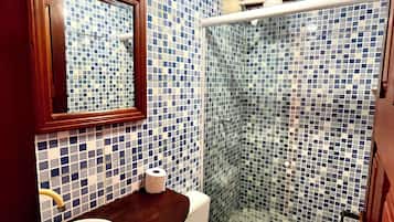 Comfort-Vierbettzimmer | Badezimmer | Dusche, Regendusche, Handtücher, Seife