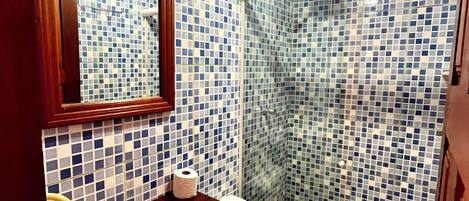 Chambre Quadruple Confort | Salle de bain | Douche, douche à « effet pluie », serviettes fournies, savon