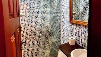 Ducha, cabezal de ducha tipo lluvia, toallas, jabón