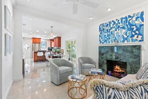 Una televisión, una chimenea, una oficina