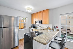 ثلاجة، ميكروويف، فرن، موقد طهي مسطح