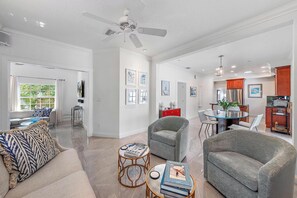 تلفزيون، مدفأة، مكتب