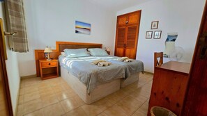1 chambre, coffre-fort, fer et planche à repasser