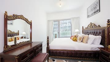 Espacio para trabajar con laptop y tabla de planchar con plancha