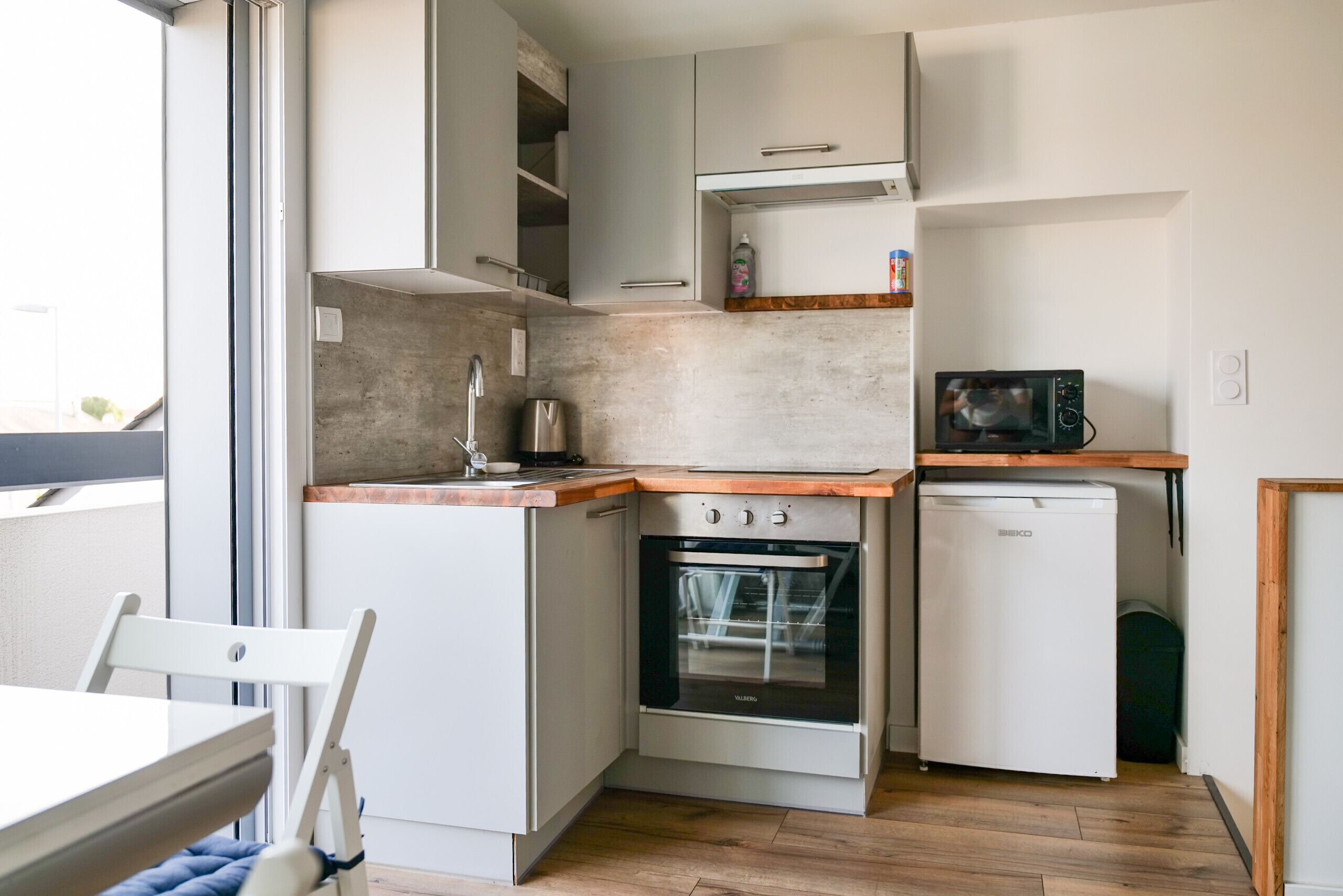 Frigorífico, cafetera o tetera, tostadora y utensilios de cocina