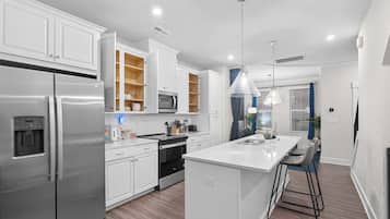 冰箱、微波炉、烤箱、炉灶