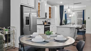 冰箱、微波炉、烤箱、炉灶