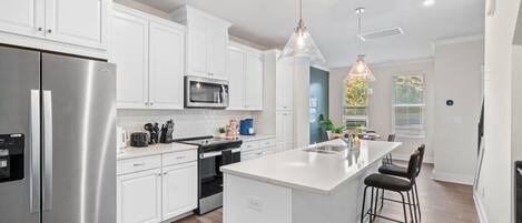 Kjøleskap, mikrobølgeovn, ovn og kokeplater