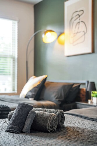 4BR Townhouse | King Bed | 2-Story | Near NC State