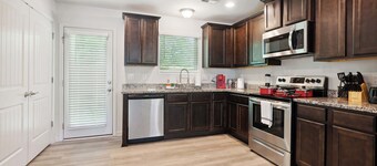 Upscale King 4BR Townhouse Mins to Cary & NC State