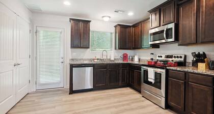 Upscale King 4BR Townhouse Mins to Cary & NC State