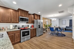 Private kitchen - Upscale King 4BR Townhouse Mins to Cary & NC State (Raleigh)