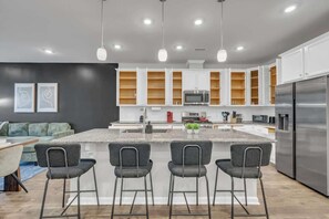 Fridge, microwave, oven, stovetop - Luxe King 4 BR Townhouse Mins to Dwtn Durham! (Durham)