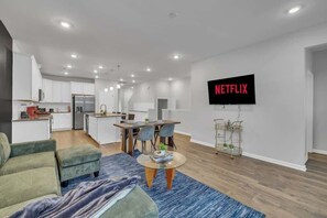 TV, offices - Luxe King 4 BR Townhouse Mins to Dwtn Durham! (Durham)