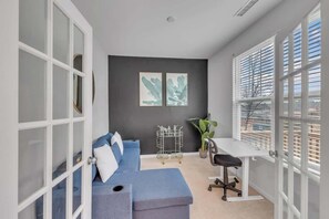 TV, offices - Luxe King 4 BR Townhouse Mins to Dwtn Durham! (Durham)