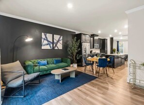 TV, offices - Luxe 4BR King Townhouse w/ Rooftop in Uptown CLT! (Charlotte)