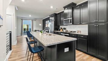 冰箱、微波炉、烤箱、炉灶