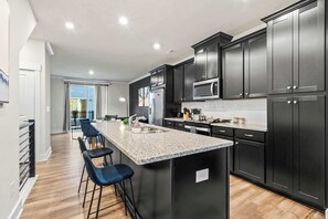 Fridge, microwave, oven, stovetop - Luxe 4BR King Townhouse w/ Rooftop in Uptown CLT! (Charlotte)