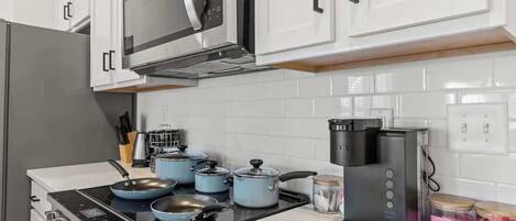 Réfrigérateur, micro-ondes, four, plaque de cuisson