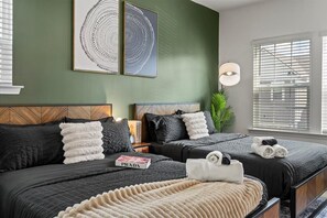 3 bedrooms, iron/ironing board, WiFi, bed sheets - Luxe King 3BR Townhouse Uptown Charlotte! (Charlotte)