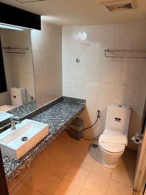 Towels, soap, shampoo, toilet paper - Suncity Hotel Pattaya (Pattaya)