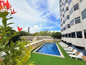 Una piscina al aire libre