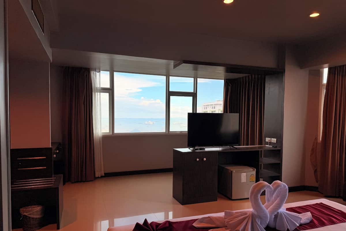 Luxury Suite, Ocean View | In-room safe, free WiFi
