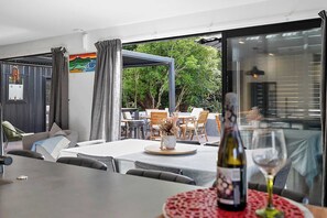 Dining - Awesome Aubrey: Stylish City Retreat (New Plymouth)