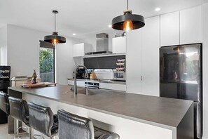 Fridge, microwave, oven, stovetop - Awesome Aubrey: Stylish City Retreat (New Plymouth)