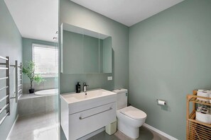 Shower, towels - Awesome Aubrey: Stylish City Retreat (New Plymouth)