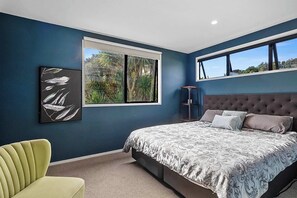 4 bedrooms, desk, iron/ironing board, WiFi - Awesome Aubrey: Stylish City Retreat (New Plymouth)