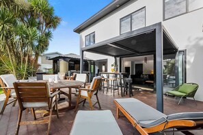Outdoor dining - Awesome Aubrey: Stylish City Retreat (New Plymouth)
