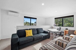 TV, offices - Awesome Aubrey: Stylish City Retreat (New Plymouth)