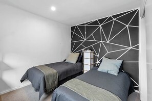 3 bedrooms, desk, iron/ironing board, WiFi - Awesome Aubrey: Stylish City Retreat (New Plymouth)