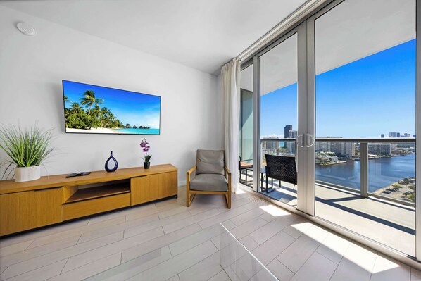 TV - Cozy 1-Bedroom Condo Steps from the Ocean 2109 (Hallandale Beach)