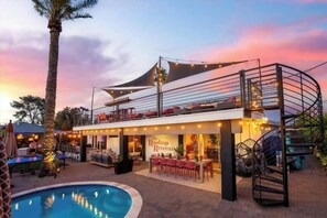 Utomhuspool och uppvärmd pool