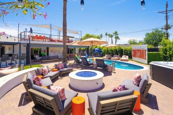 Alberca al aire libre y alberca climatizada