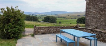 Luxury 4-Bed Farmhouse Retreat in Yorkshire Dales