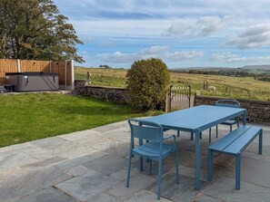 Outdoor dining - Luxury 4-Bed Farmhouse Retreat in Yorkshire Dales (Kirkby Stephens)