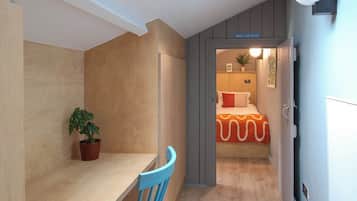 4 bedrooms, desk, iron/ironing board, travel crib