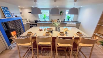 Fridge, oven, stovetop, dishwasher