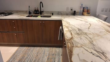 Jääkaappi, mikroaaltouuni, uuni, liesi