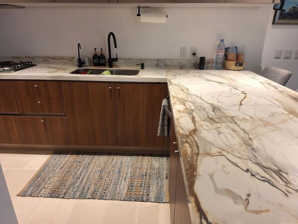 Refrigerador, microondas, horno, placa de cocina